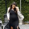Kim Kardashian usa havaianas e abdica do salto alto por caus ado inchaço da gravidez
