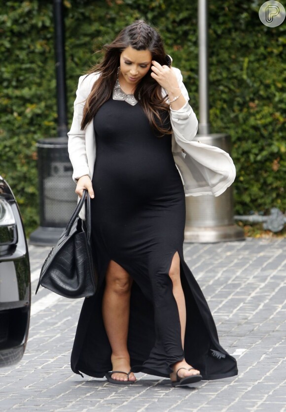 Kim Kardashian usa havaianas e abdica do salto alto por caus ado inchaço da gravidez