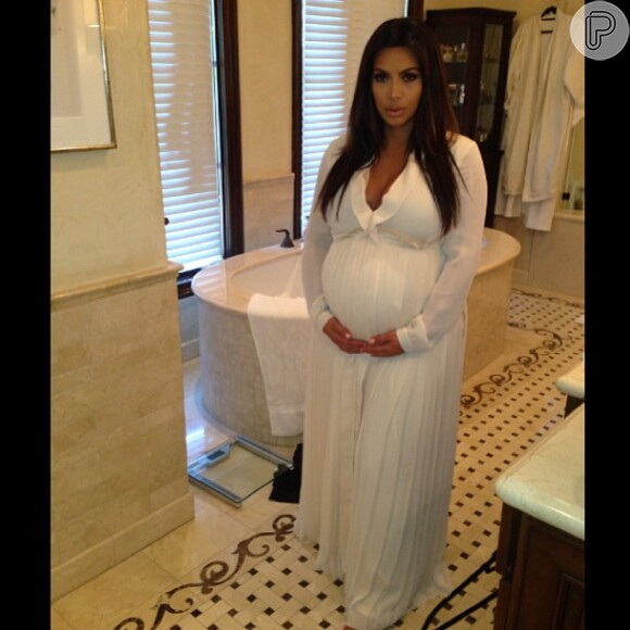 Kim Kardashian publica foto do look de seu chá de bebê