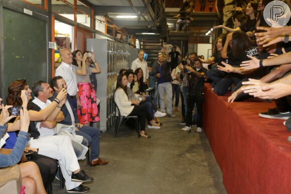 Antonio Banderas é tietado em ONG no Rio de Janeiro
