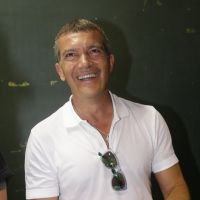 No Brasil, Antonio Banderas visita ONG no Rio e se diverte durante evento