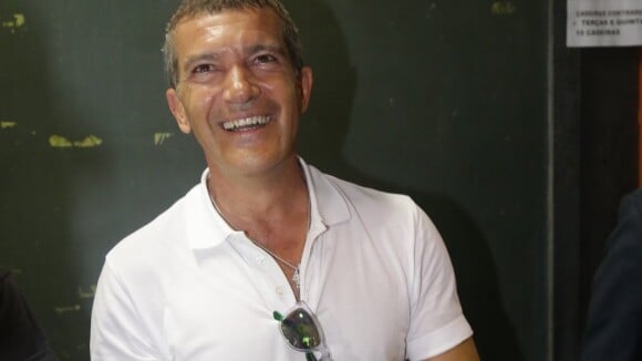 No Brasil, Antonio Banderas visita ONG no Rio e se diverte durante evento