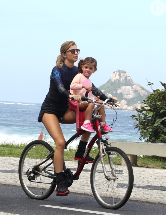 Recentemente Grazi Massafera foi clicada enquanto pedalava com a filha na orla da praia
