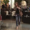 Marina Ruy Barbosa aposta em calça rasgada para passear em shopping carioca. Atriz voltou da Europa após passar 20 dias na viagem