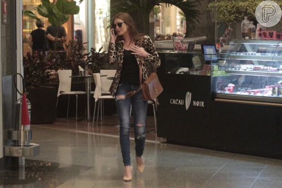 Marina Ruy Barbosa aposta em calça rasgada para passear em shopping carioca. Atriz voltou da Europa após passar 20 dias na viagem