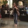 Marina Ruy Barbosa desfila estila ao escolher casaco animal print e calça rasgada em passeio em shopping no Rio de Janeiro