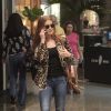 Marina Ruy Barbosa desfila de casaco animal print e calça rasgada em passeio em shopping no Rio de Janeiro