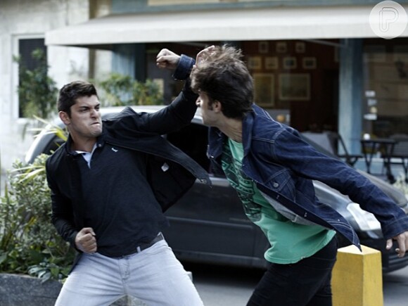 Rafael (Chay Suede) confronta Guto (Bruno Gissoni) e lhe dá uma surra por ter tentato ciolentar Laís (Luisa Arraes), na novela 'Babilônia', em 2 de junho de 2015