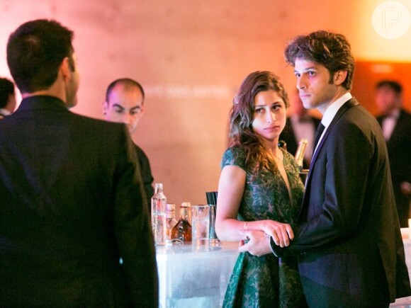 Laís (Luisa Arraes) ficou tensa e quase passou mal ao lado de Rafael (Chay Suede) quando viu Guto (Bruno Gissoni) numa festa, na novela 'Babilônia'