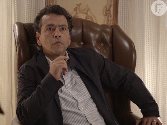 Aderbal (Marcos Palmeira) anuncia que só fecha o contrato com a Souza Rangel se Inês (Adriana Esteves) for a responsável pela administração da obra, na novela 'Babilônia'