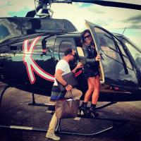 Sabrina Sato passeia no helicóptero de sua irmã e empresária, Karina Sato