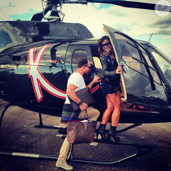 Sabrina Sato embarca no helicóptero de sua irmã, Karina Sato, em 4 de junho de 2013