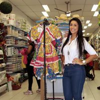 Amanda Djehdian volta ao trabalho em loja de R$ 1,99 dois meses após 'BBB15'