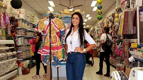 Amanda Djehdian volta ao trabalho em loja de R$ 1,99 dois meses após 'BBB15'