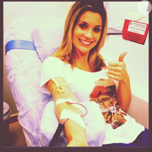 Flávia Alessandra apoia e participa da campanha de doação de sangue e costuma se envolver em programas beneficentes