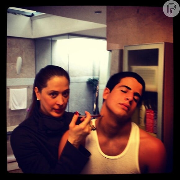 Claudia Raia brinca em foto com o filho Enzo, com a seringa de Lívia Marini, sua personagem em 'Salve Jorge'