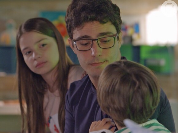 Luís (Thiago Rodrigues) pede ajuda a Isabel (Mariana Lima) para contar aos filhos sobre o novo relacionamento, na novela 'Sete Vidas'