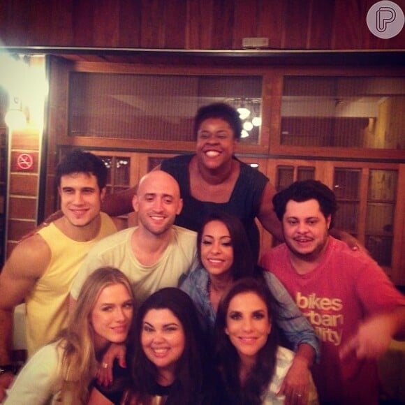 Ivete Sagalo janta com o elenco do humorístico 'Vai que Cola', em 5 de junho de 2013