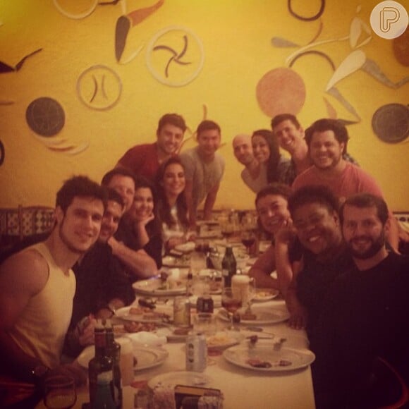 Ivete Sangalo publica foto com o elenco de 'Vai que Cola'
