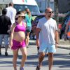 Mariana Gross, grávida de quase nove meses, exibiu o barrigão ao caminhar na praia do Leblon, Zona Sul do Rio de Janeiro, ao lado do marido, o empresário Guilherme Schiller, neste domingo, 7 de junho de 2015