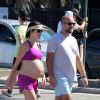 Mariana Gross, grávida de quase nove meses, exibiu o barrigão ao caminhar na praia do Leblon, Zona Sul do Rio de Janeiro, ao lado do marido, o empresário Guilherme Schiller, neste domingo, 7 de junho de 2015