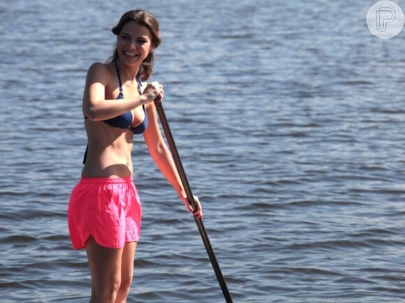 Milena Toscano, de biquíni e shortinho, pratica stand up paddle