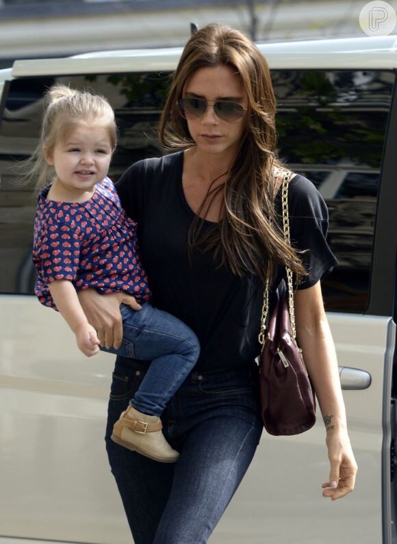 Victoria Beckham Victoria passeia com a filha mais nova, Harp
