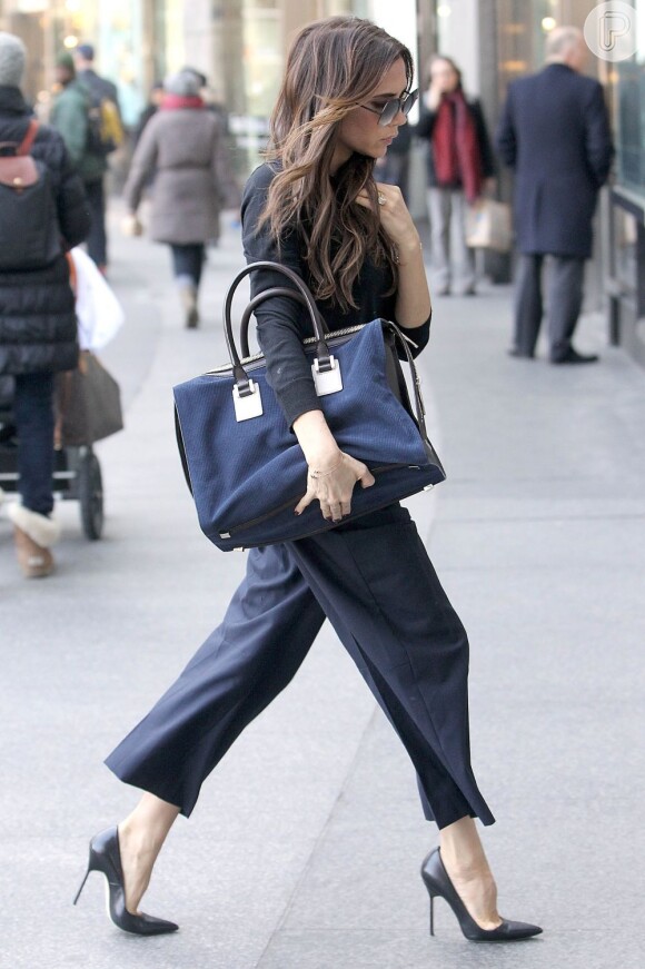 Victoria Beckham é adepta do uso de bolsas grandes e pesadas