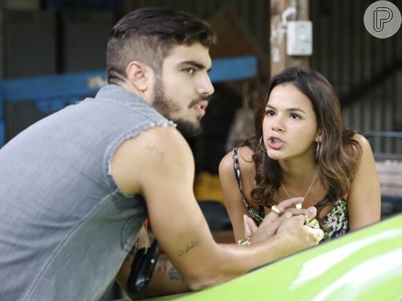 O problema é que Grego (Caio Castro) também faz de tudo para conseguir o amor de Mari (Bruna Marquezine) de volta