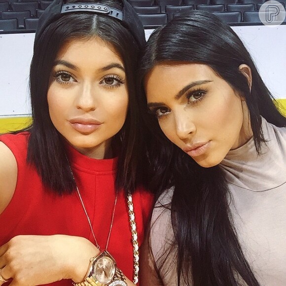 Kylie Jenner e Kim Kardashian curtiram juntas a festa e posaram para fotos