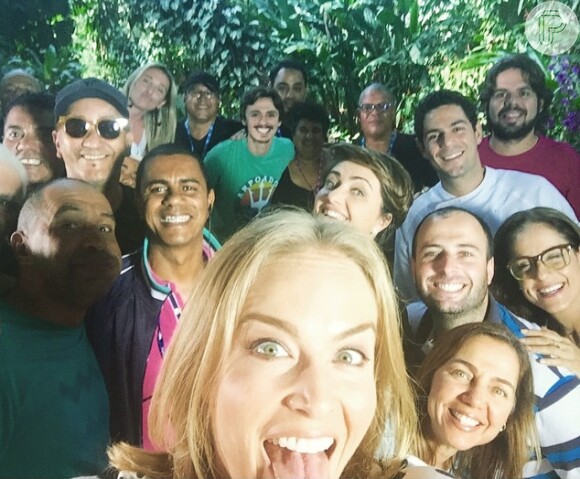 Angélica posou com a equipe do 'Estrelas' e comemorou o retorno em sua conta do Instagram: 'Muito bom voltar e ver cada rosto. Parte da família'