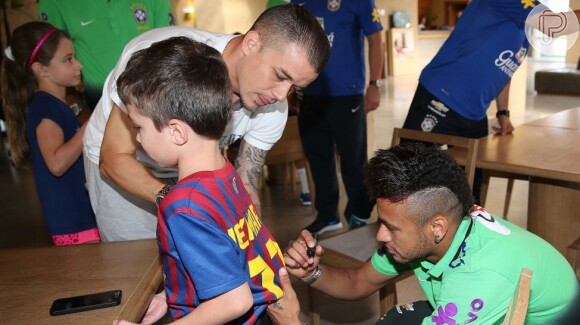 Neymar distribuiu autórgrafos em hotel onde está hospedado com a Seleção Brasileira no Rio Grande do Sul