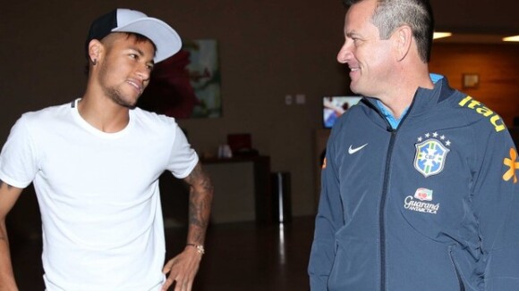 Neymar se apresenta à Seleção Brasileira para jogar em Porto Alegre: 'Felizão'