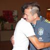 Neymar cumprimenta técnico da Seleção Brasileira, Dunga, ao chegar a Porto Alegre