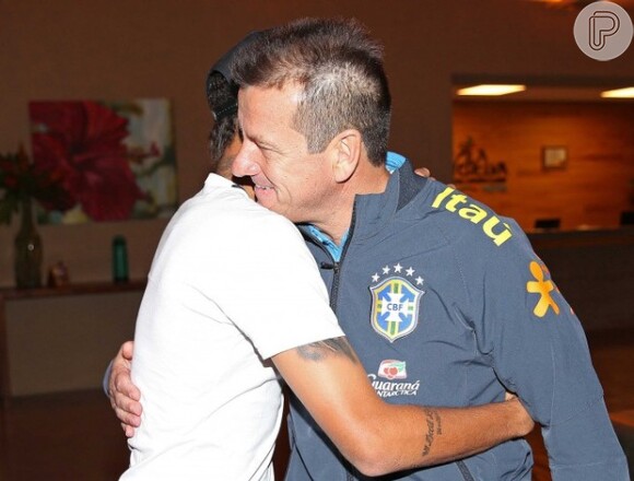 Neymar cumprimenta técnico da Seleção Brasileira, Dunga, ao chegar a Porto Alegre