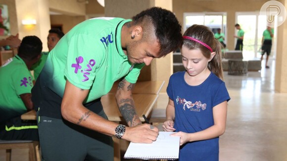 Neymar se apresenta à Seleção Brasileira no Rio Grande do Sul e distribuiu autógrafos