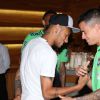 Neymar se encontra com grupo da Seleção Brasileira ao chegar no Rio Grande do Sul