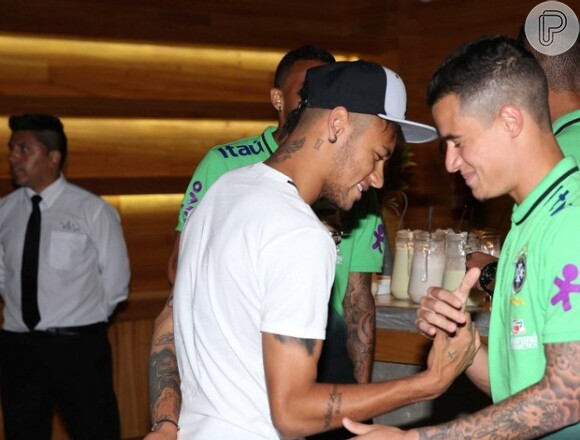 Neymar se encontra com grupo da Seleção Brasileira ao chegar no Rio Grande do Sul