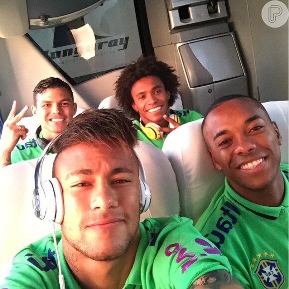 Neymar viajou de jatinho para o Brasil na companhia de Robinho, William e Thiago Silva