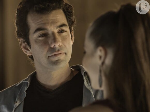 Elisa (Letícia Colin) aceita sair com Renato (Gustavo Machado) e faz amor com ele depois de revelar que é virgem, na novela 'Sete Vidas'