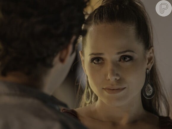 Elisa (Letícia Colin) é cantada por Renato (Gustavo Machado), um fotógrafo, depois de um ensaio, na novela 'Sete Vidas'