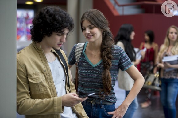 Depois de perder a virgindade com Guilherme (Gabriel Leone), Arlete (Camila Queiroz) o percebe distante e se desilude ao vê-lo com outra, na novela 'Verdades Secretas
