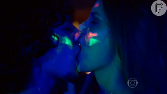 Camila Queiroz e Gabriel Leone em cenas da novela 'Verdades Secretas' nesta terça-feira, 08 de junho de 2015. A atriz recebe elogios de internautas: 'Destruidora'