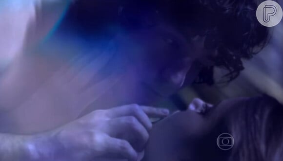 Guilherme (Gabriel Leone) tira a virgindade de Arlete (Camila Queiroz) durante festa em 'Verdades Secretas'