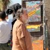 Tony Ramos gravou cenas da novela 'A Regra do Jogo' em meio a exposição de quadros na praia de Copacabana, Zona Sul do Rio de Janeiro