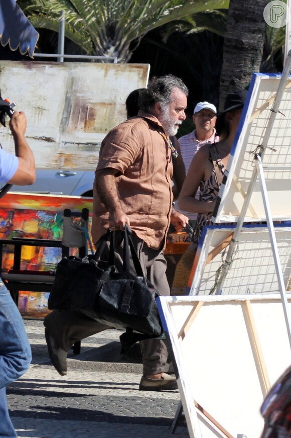 Tony Ramos carregou uma sacola ao gravar cenas da novela 'A Regra do Jogo'