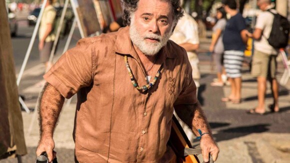 Tony Ramos aparece barbudo ao gravar a novela 'A Regra do Jogo' em praia do Rio