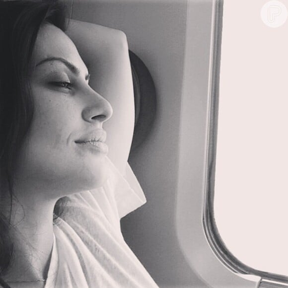 Cleo Pires posta foto de dentro do avião em volta ao Brasil, após viagem à França