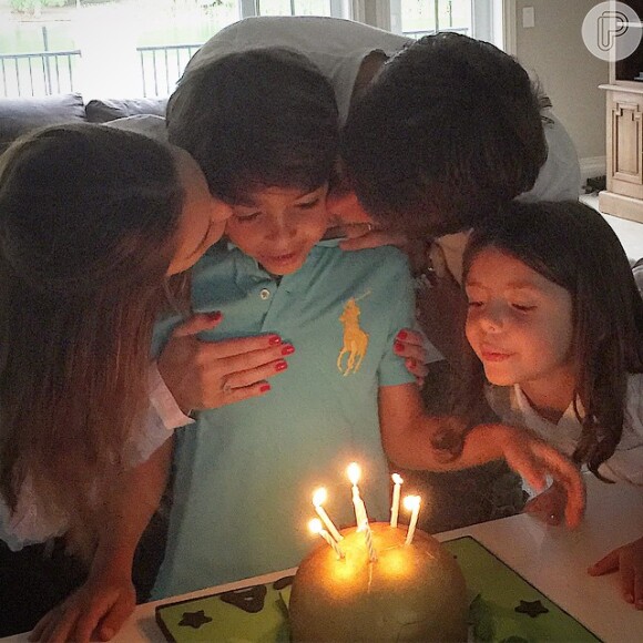 Carol Celico, Kaká e a caçula, Isabella, comemoram os 7 anos de Luca, filho mais velho do casal, com um bolo no formato de uma bola de futebol nesta quarta-feira, 10 de junho de 2015