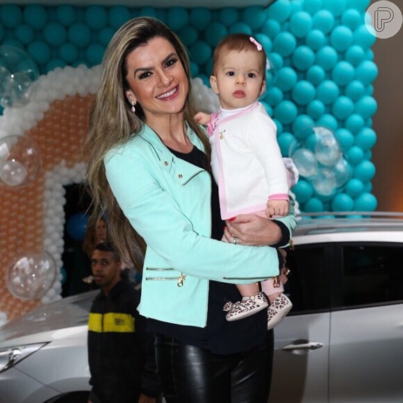 Mirella Santos comemora 10 meses da filha, Valentina: 'Amor incondicional', nesta quarta-feira, 10 de junho de 2015